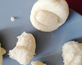 Foto del paso 2 de la receta: Trufas de coco y almendra Navidad (Raffaello)