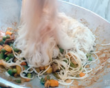மஷ்ரூம் ஹக்கா நூடுல்ஸ் (Mushroom hakka noodles recipe in tamil) ரெசிபி ஸ்டேப் 4 புகைப்படம்