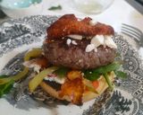Foto del paso 5 de la receta: Hamburguesa con Sobrasada Picante Mallorquina, huevos de codorniz y un toque Griego con queso Feta