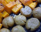 Foto del paso 3 de la receta: Merluza al horno (filet) cubos de zapallo y papines