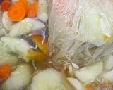Foto langkah ke 5 dari resep Sayur Bening Timun Wortel Soun.