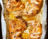 Foto del paso 6 de la receta: Pollo al limón y mantequilla con cama de cebolla y patatas al orégano