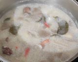Foto langkah ke 4 dari resep Tom Kha Gai (Thai Coconut Chicken Soup).