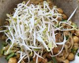 Foto langkah ke 4 dari resep Kwetiau Goreng Kecap Asin.