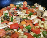 Foto del paso 5 de la receta: Quinoa con pollo, champiñones y hortalizas en salsa de soja