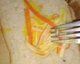 รูปขั้นตอนการทำที่ 2 ของ ขนมปังปิ้งหน้าไข่ปูอัด (Toast Topped with Egg and Crab Sticks)