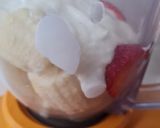 A picture of step 1 of Banana and Strawberry Smoothie with Yogurt Base.