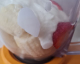 Foto del paso 1 de la receta: Smoothie, lassi, licuado de banana y frutilla con base de yogurt
