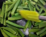 A picture of step 2 of Bhindi gosht salan (Lady finger, Okra).