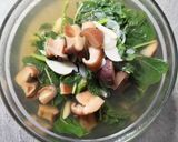 Foto langkah ke 4 dari resep Sayur Bening Bayam dan Jamur Shiitake.