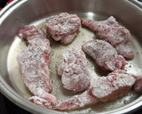 Foto del paso 1 de la receta: Conejo guisado al vino y mostaza, con champiñones y zanahoria