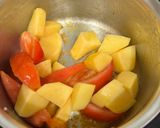Hình bước làm 2 của món Canh Khoai Tây Cà Chua Hầm Xương