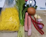 Foto langkah ke 1 dari resep Tumis mie kuning sosis.