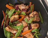 Foto del paso 4 de la receta: Solomillo de cerdo con verduras al wok