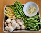 蒜味四蔬（蘑菇、蘆筍、玉米筍、四季豆）無水料理的食譜步驟1照片