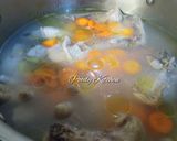 Foto langkah ke 2 dari resep Sup Ayam Wortel Kembang Tahu.