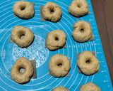 Foto langkah ke 4 dari resep Donat Maizena.