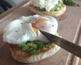Foto del paso 3 de la receta: Huevo pochado sobre tostada con palta