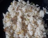 Foto langkah ke 3 dari resep Nasi goreng praktis.