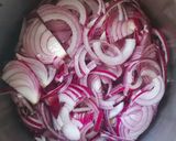 Joghurtos lilahagymaleves medve sajttal és pirított zsemlekockával 👌 recept fázis 1 fotója