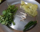 आंवले और धनिया पत्ते की चटनी (amla aur dhaniya patte ki chutney recipe in Hindi) रेसिपी चरण 1 फोटो