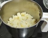 A picture of step 2 of Potato halwa.