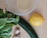 Foto del paso 1 de la receta: Licuado de pepino, albahaca, limón y jengibre fresco