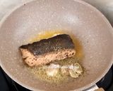 Foto langkah ke 6 dari resep Salmon steak with creamy mushroom sauce.