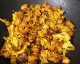 A picture of step 2 of Aloo Gobi fry.