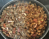 Foto del paso 2 de la receta: Migas bávaras, con chorizo, panceta, huevo frito y uvas negras