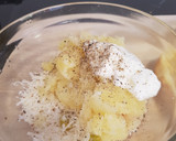 Foto del paso 3 de la receta: Patatas asadas rellenas con salmón ahumado, encurtidos y eneldo