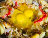 Foto del paso 4 de la receta: REVUELTO DE VERDURAS CON HUEVOS FRITOS 🧅🫑🍆🥔🧄🥚🥚🥘