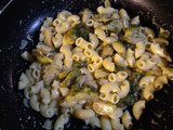 Repollitos de bruselas a la crema de ajillo con pastas