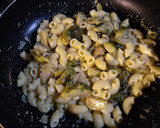 Foto del paso 3 de la receta: Repollitos de bruselas a la crema de ajillo con pastas