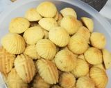 صورة لخطوة 8 من وصفة معمول السميد والطحين (يذووب بالفم)