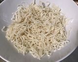 Une image de l'étape 1 de Nouilles japonaises sautées aux champignons, courgettes et épices.