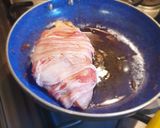 Foto del paso 7 de la receta: Pechuga de pollo rellena de quesos envuelta en tocino keto