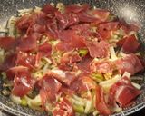 Foto del paso 3 de la receta: Guisantes y patatas salteados con jamón y ajos tiernos