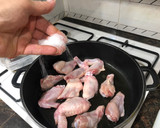 Foto del paso 2 de la receta: Alitas de pollo en salsa jardinera pasada por colador chino