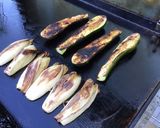 Une image de l'étape 6 de Jeunes endives et courgettes grillées aux épices.