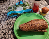 Foto del paso 1 de la receta: Bocadillo de pan de 7 cereales con atún, huevo, rúcula y pimientos asados 😋😉