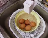 Hình bước làm 1 của món Trứng hồng đào ngâm nước tương
