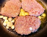 Hình bước làm 2 của món Sốt Bò Beefsteak