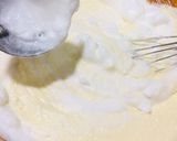 Hình bước làm 5 của món Bánh bông lan phô mai Nhật Bản (Japanese chiffon cheese cupcakes)