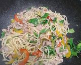 รูปขั้นตอนการทำที่ 3 ของ สปาเก็ตตี้กะเพราหมูสับพริกหวาน