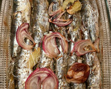 Foto del paso 8 de la receta: Sardinas asadas en el horno, con cebolla roja y Kumato