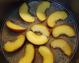 Foto del passaggio 2 della ricetta Torta alle pesche rovesciata