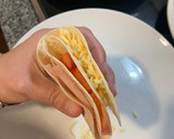 Foto del paso 1 de la receta: Tortilla wrap hack de pavo, queso y tomate en Mini