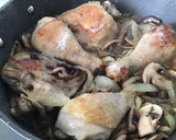 Foto del paso 1 de la receta: Pollo con setas en salsa de cebolla caramelizada
