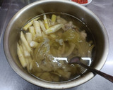 箭筍酸菜排骨湯(簡單料理)的食譜步驟6照片